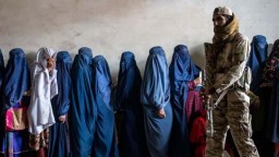 আফগানিস্তানে চালু হচ্ছে নারীকে পাথর ছুড়ে হত্যার প্রথা